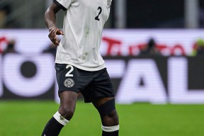 爱游戏官方入口 -赛地聚焦——欧冠关键时刻热度飙升；法兰克福状态回暖；气氛紧张；控场能力受关注 